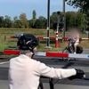 KIJK. Fietser steekt overweg met gesloten slagbomen in Essen tóch over