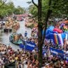 Spanning onder de regenboog van de Canal Parade in Amsterdam