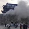 En Chine, le toit d’une tour historique s’effondre soudainement devant de nombreux touristes
