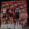 KIJK. Schitterende beelden: Vuelta-renners houden dan maar zelf geïmproviseerde ceremonie op parking van hotel