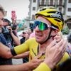 Gi­ro-win­naar Simon Yates dankt ‘kers op de taart’ Wout van Aert: 'Zonder hem was het niet gelukt'