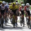 Nervositeit stijgt in peloton, Van Aert toont zich