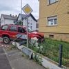 Unfälle: Geländewagen landet in Vorgarten