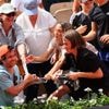 KIJK. Man en vrouwen strijden om shirt van Franse publiekslieveling op Roland Garros