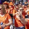 Live EK | Oranjebus met fans onderweg naar stadion voor Nederland-Frankrijk