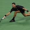 Novak Djokovic moeizaam verder op US Open, gefrustreerde Daniil Medvedev uitgeschakeld