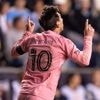 Hij slaat nog eens toe: Lionel Messi scoort geweldige vrije trap, pakt nieuw record én nadert Pelé