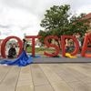 „Weltweit einzige Skulptur, die barrierefrei geplant ist“: Potsdam-Schriftzug vor dem Filmmuseum enthüllt