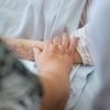 Pijnspecialisten trekken langs verpleeghuizen om ouderen te helpen: ‘Fantastisch dat ze hierheen komen’