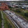 En Suède, la célèbre église en bois de Kiruna a commencé son déménagement de cinq kilomètres, à cause de l'expansion d'une mine