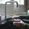 Veel Vlamingen drinken kraanwater, maar durven het niet aan gasten te serveren