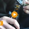 Auto als Flaschenöffner: Mit diesem Trick kriegen Sie jede Flasche im Auto auf