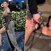 KIJK. Kylie Jenner schreeuwt het uit van de pijn omdat haar voeten vastzitten in stiletto’s op Met Gala