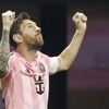 KIJK. Een penseelstreek: Lionel Messi beslist wedstrijd tegen Porto met héérlijke vrije trap