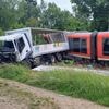 Mindestens 10 Verletzte in Niederbayern: Regionalbahn und Lkw stoßen an Bahnübergang zusammen