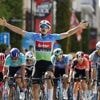 Van der Poel grijpt naast eindzege na zinderend slot in Renewi Tour: indrukwekkende dubbelslag De Lie