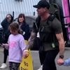 KIJK. Britse Matt Jones wandelt 112 kilometer met diepvriezer op rug na weddenschap met overleden echtgenote