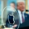 Een presidentshand is snel gevuld: hoe Trump zijn dreigementen voor Apple introk dankzij gouden trofee
