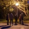 On a passé la soirée avec ces sentinelles qui patrouillent pour défendre leur droit à la nuit