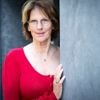 Hoogleraar maakt statement in rode jurk: ‘Je bent óf pro-Palestina óf pro-Israël, er zit niets tussenin’