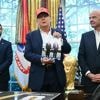 KIJK. “Hij wil er erg graag bij zijn”: Trump zegt tegen FIFA-baas Infantino dat hij Poetin wil uitnodigen op WK 2026