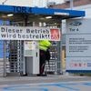 "Wir lassen niemanden rein": Kölner Ford-Beschäftigte streiken erstmals