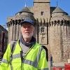 Ce Britannique sillonne la France à vélo pour retrouver les noms des disparus et retracer leur vie