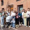 Maar liefst zeven baby’s en twee op komst in één straat: ‘Het water is hier heel vruchtbaar’