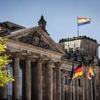 „Der Bundestag ist ja nun kein Zirkuszelt“: Merz verteidigt Klöckners Entscheidung gegen Regenbogenfahne am CSD