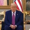 KIJK. Trump die koffie niet opdrinkt leidt tot allerlei speculaties en zelfs beschuldigingen van deepfake beelden op staats-tv