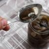 Décès d’une femme après avoir consommé un bocal fait maison en Anjou : ce que l’on sait du botulisme