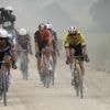 Van Aert maakt deel uit van elitegroepje: kwartet met onze landgenoot, Bernal en Del Toro overleeft ravage op grindstroken, Roglic in de problemen