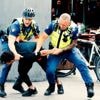 Op een warme avond gaat het mis onder het Bollendak en steekt Esmat drie mannen neer