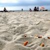 Cigarette interdite sur les plages, parcs, abords d'école : "brutalité" de cette décision, une "action importante"... élus et associations réagissent
