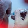 La vaccination contre la méningite va être encore élargie pour les enfants et adolescents, face à la flambée des cas