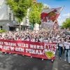 Anhänger von Arminia und VfB: Pokalfinale: Fans laufen zum Stadion - Stimmungsmacher Löw