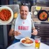 “Eindelijk kruiding, maar stop toch met die wortelen”: Luc Bellings vindt na vijf stops één spaghetti bolognese dat bijna goed is