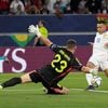 Spanje ontsnapt! Eerst vindt Mbappé Simón op z’n weg, nadien knalt Hernández op de kruising