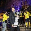 Kampioen Union duikt lange feestnacht in: spelers vieren op balkon van stadhuis en pronken met trofee voor euforische massa fans