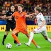 Ruben van Bommel zet goed door en zorgt voor openingsgoal tegen Jong Denemarken