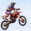 Vijfvoudig wereldkampioen Jeffrey Herlings wint na bijna een jaar weer wedstrijd in MXGP
