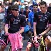 In beeld | Giro-peloton staat stil bij overlijden vrouw Gesink en krijgt zegen paus