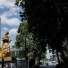 Gisèle Halimi, Louise Michel, Simone Veil... Les statues de femmes illustres de la cérémonie des JO commencent à être installées au nord de Paris