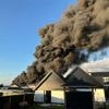 Enorme rookwolk door grote brand in caravanopslag Aalsmeer