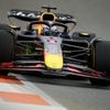 Max Verstappen, die ook over geboorte van dochtertje spreekt, noteert derde tijd in enige training na Piastri en Leclerc