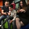 Onderzoekers over nieuwe telefoon-richtlijn: ‘Het gaat nog veel te weinig over het schermgebruik van ouders’