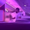 Dronken miljonair bedreigt stewardess met groepsverkrachting: “Jij zult dood op de vloer liggen”