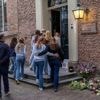 Veel tranen en knuffels: bewoners zoeken massaal steun bij elkaar na tragische dood Lisa (17)