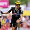 Vollering heeft meerdere kneuzingen na val in Tour: 'Beslissen dinsdag of ze start'