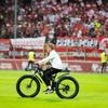 Ungewohntes Bild: Radler auf Rasen: Rangnick fährt durchs Stadion